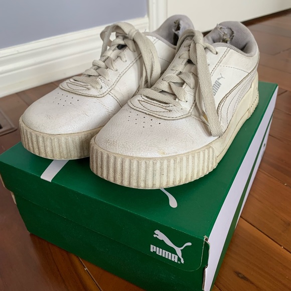 Very worn in white puma shoes - Picture 2 of 4